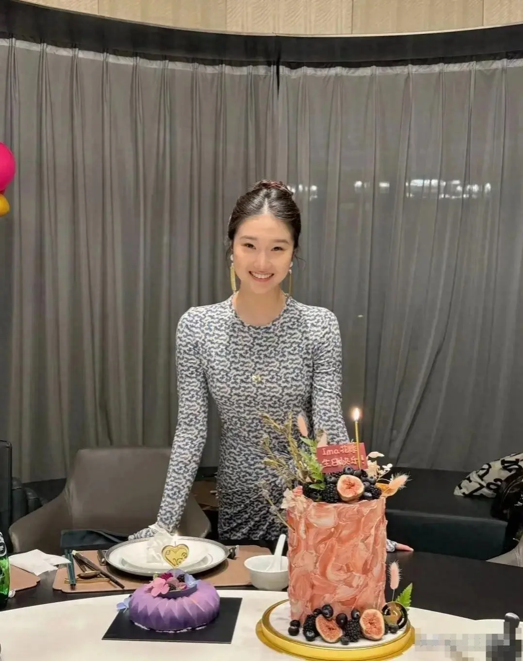 文章大女儿16岁生日，一家四口一起聚餐，马伊琍微醺满面红光封面图