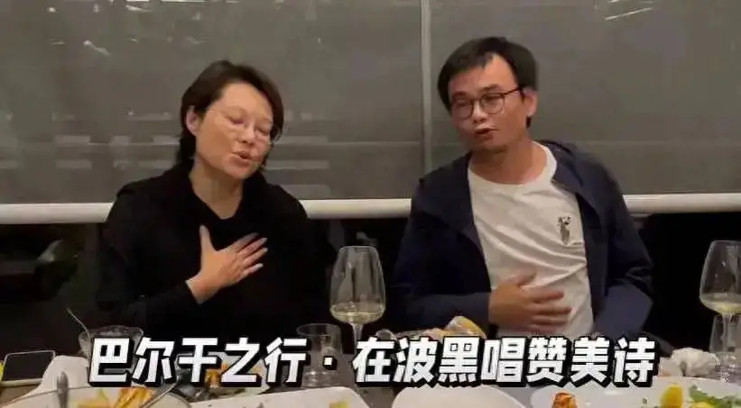 袁立和三婚老公参加聚会，素颜风采依旧