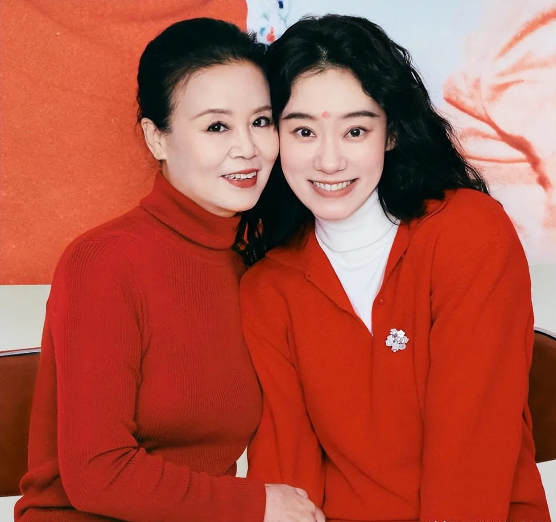 张小斐和妈妈同框，妈妈颜值比女儿还绝