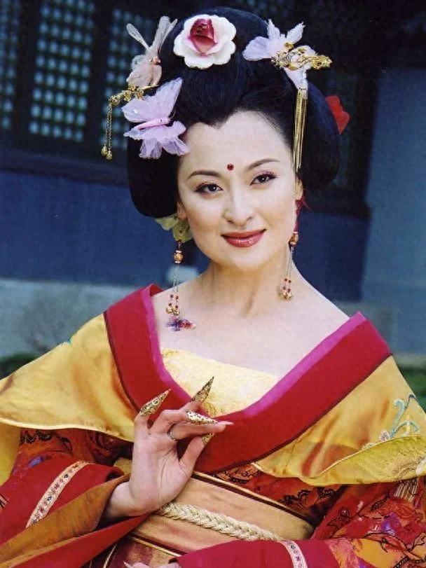 她因太美被亲妈扮丑，成名后嫁二婚富豪当后妈，如今发福认不出封面图