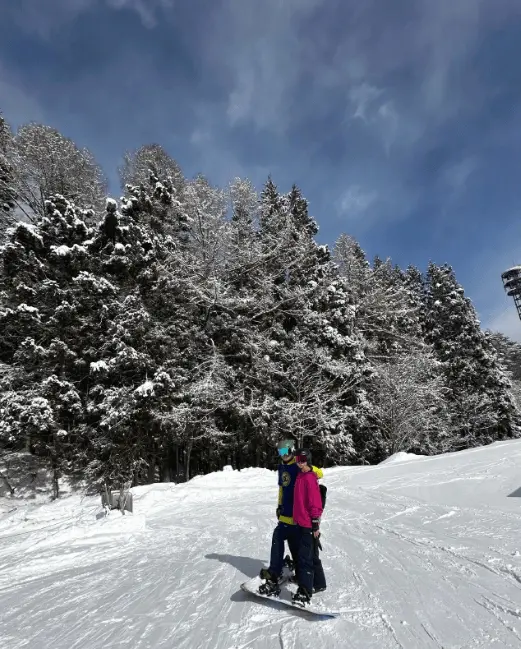 胡定欣元宵节首次晒出与男友合照 一起滑雪超级甜蜜封面图