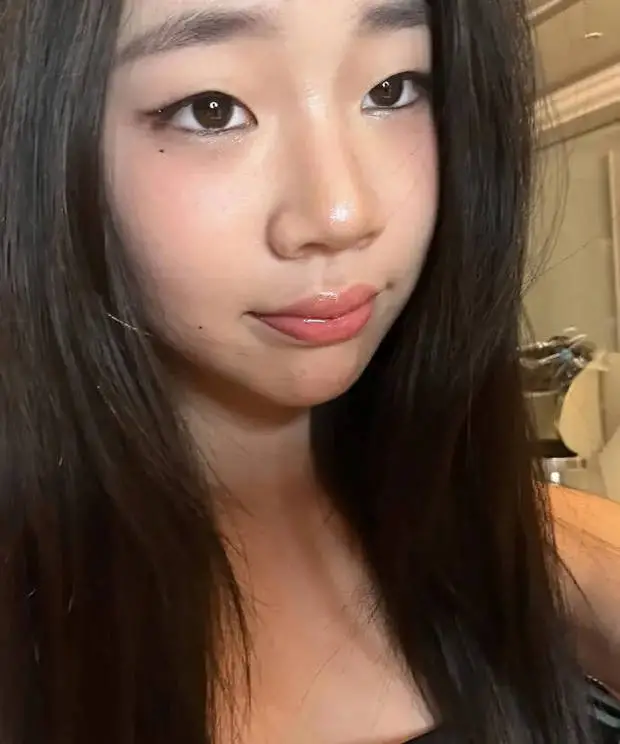 小S的小女儿许老三晒自拍 笑容甜美