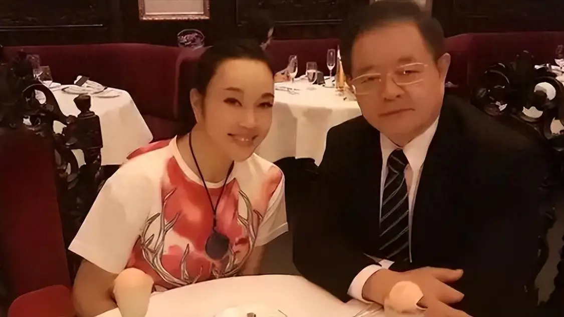 刘晓庆和老公再次合体，女貌美如花，男略显苍老，宛若“父女”