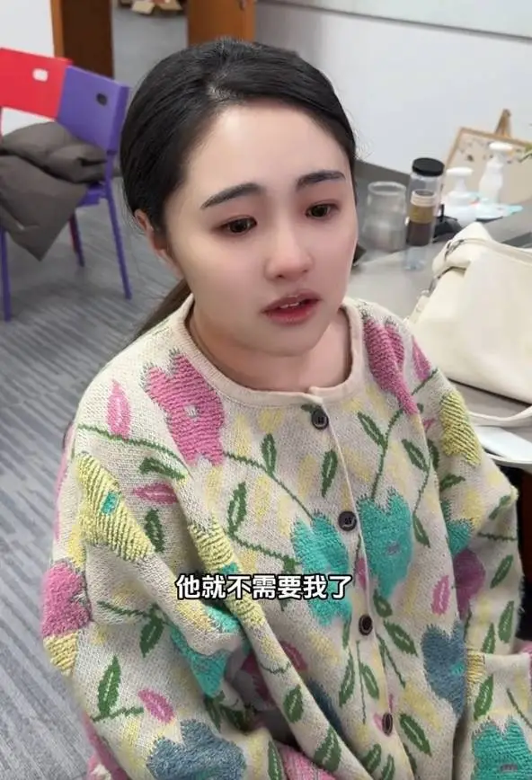 金龟子女儿因孩子断奶崩溃大哭：他才八个月就不需要我了封面图