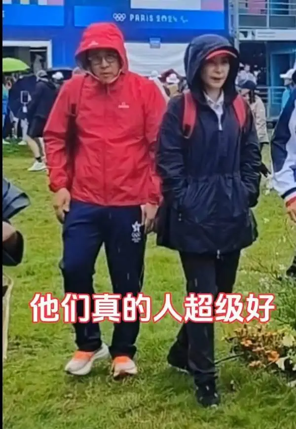 网友在巴黎偶遇郭晶晶霍启刚 夫妻俩穿雨衣闲聊超低调封面图