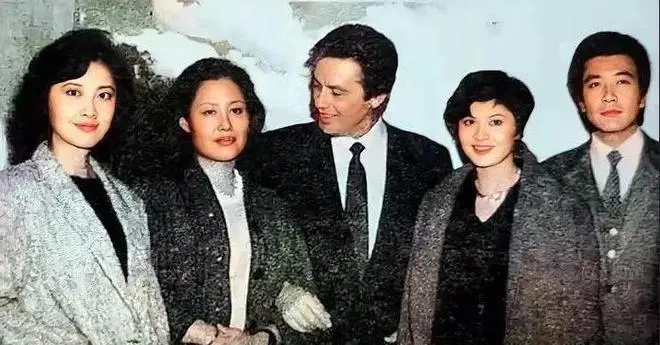 大陆第一美人名不虚传，看到朱琳和阿兰德龙1987年的合照就懂了封面图